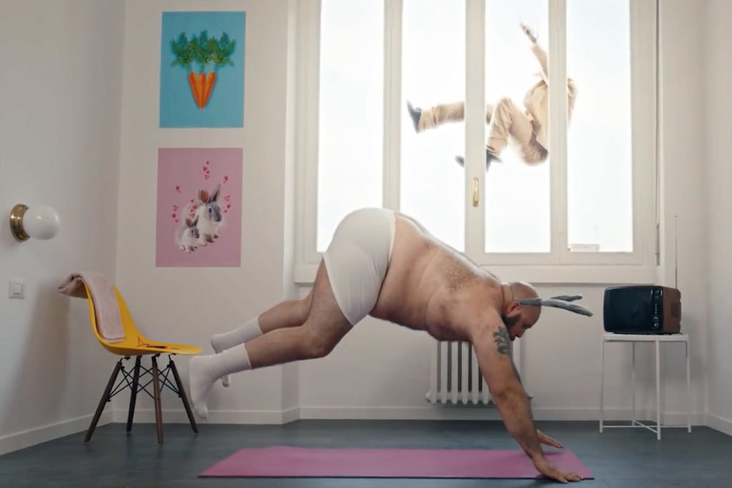 Atmosfera del set di Turbococco con scenografia pop progettata per il video
