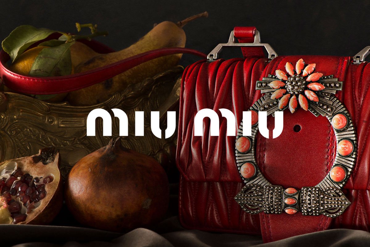 Set design per catalogo borse MIULady di Miu Miu (Prada Group). Composizione still life con fiori e dettagli gioiello