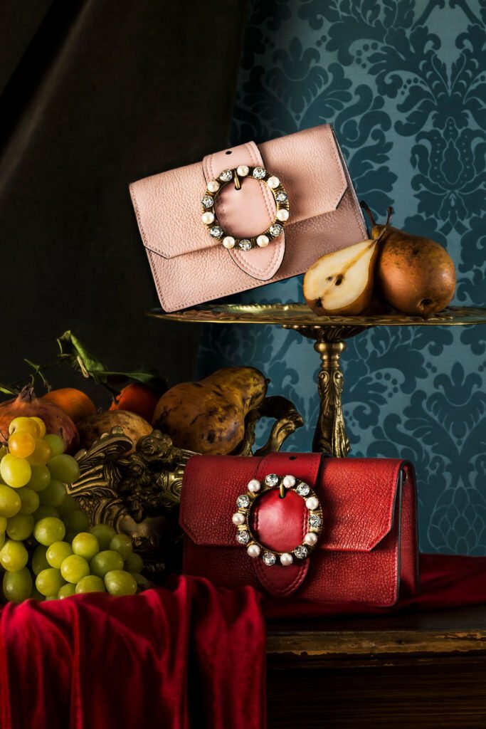 Dettaglio fondali in tessuto damasco e velluto per set fotografico Miu Miu. Ricerca materiali e prop styling per shooting luxury.
