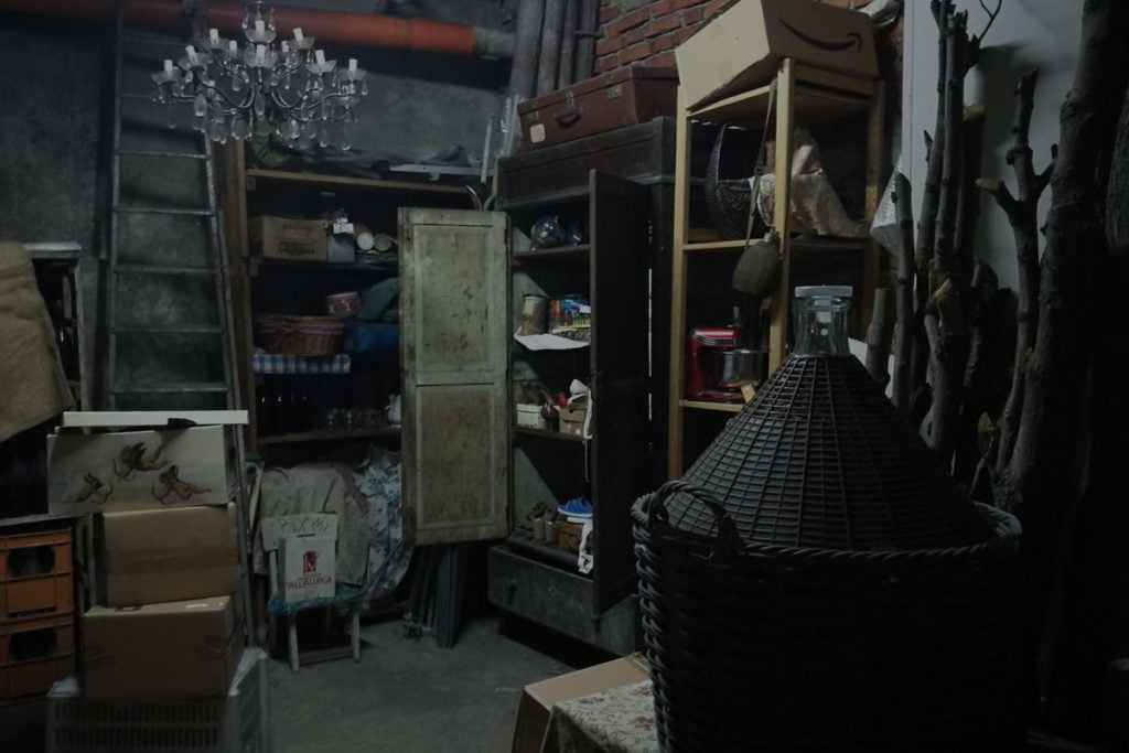Dettaglio arredamento set per corto d'autore. Creazione di un'atmosfera familiare e vissuta per supportare la narrazione del film 'Una Tradizione di Famiglia'