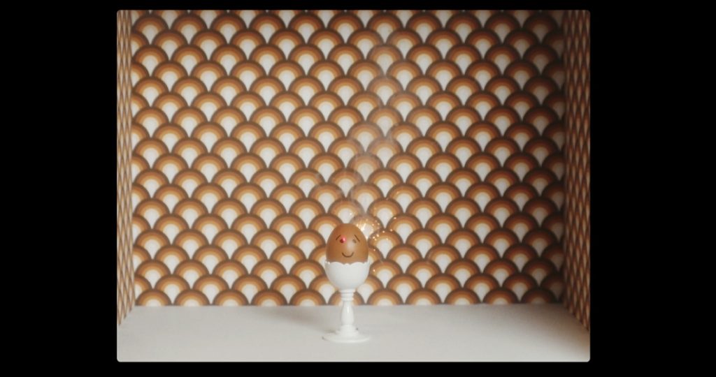 Scenografia per il videoclip Colpa di Cristina Donà. Set design minimale e composizione estetica curata da Martina De Paola.