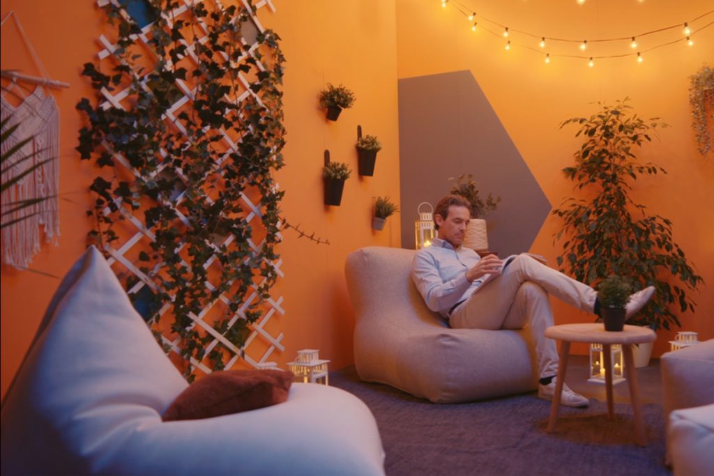 Allestimento scenografico di un appartamento moderno per riprese video. Styling arredi e gestione dello spazio living curato da Martina De Paola
