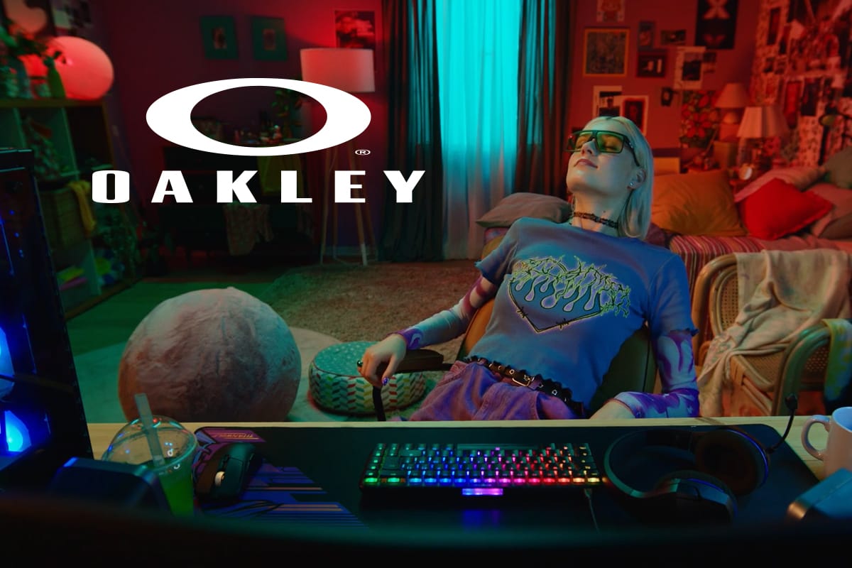 Scenografia per la campagna Oakley Stream Raids. Set design di una gaming room con illuminazione atmosferica per lo spot diretto da Andrea Bax.