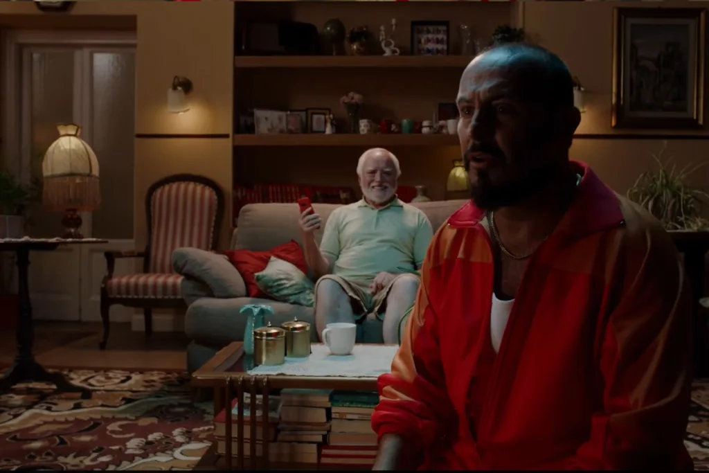 Dettaglio ricerca props e arredamento di scena. Lavoro di art buying e styling oggettistica per ricreare un salotto realistico nello spot Vodafone