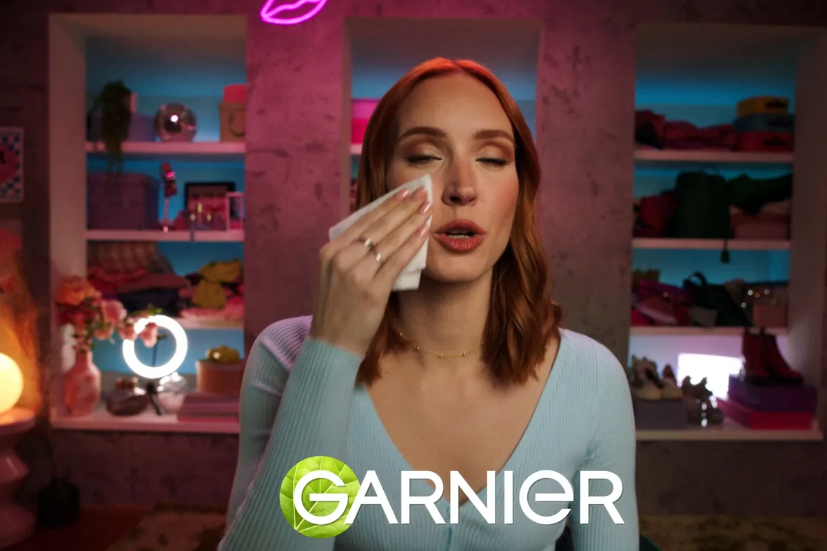 Scenografia luminosa e pulita per spot beauty Garnier 'Sceglie la mia pelle'. Set design per campagna skincare curato da Martina De Paola.