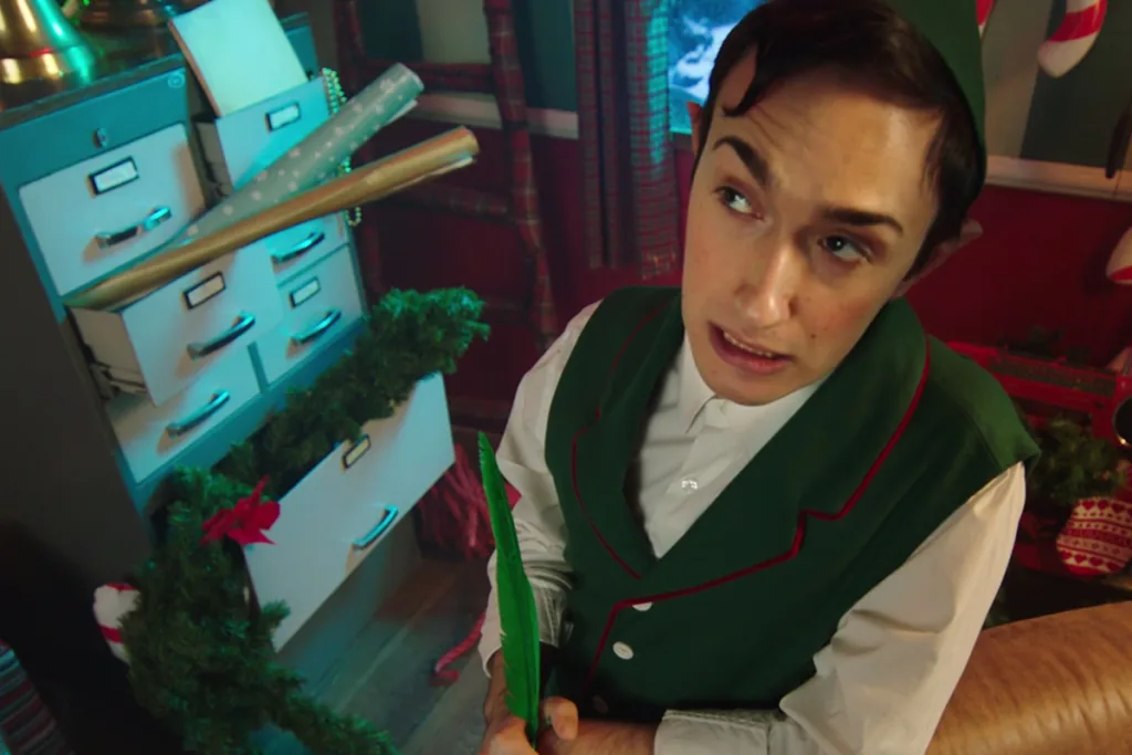 Dettaglio ricerca props e decorazioni natalizie per set video. Styling di pacchi regalo e oggettistica di scena per produzione Piranafilms