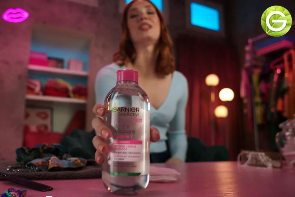 Allestimento scenografico di un ambiente bagno moderno e luminoso per riprese video commerciali. Set design 'clean' per valorizzare prodotti di bellezza