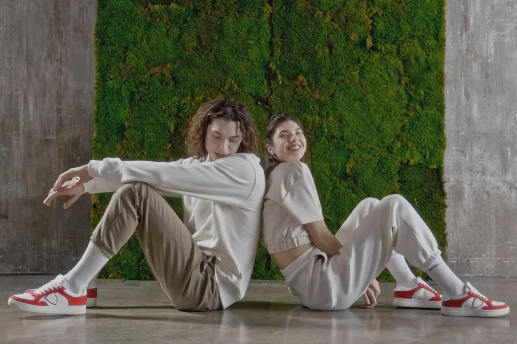 Dettaglio ricerca props e styling materiali per set pubblicitario. Composizione scenica per valorizzare il prodotto nello spot diretto da Matteo Ermeti.